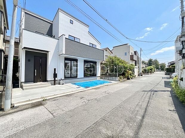 ～Exterior～　前面道路：南東 6m 公道　前面道路は閑静な住宅地をはしる車通りの少ない道路。駐車の出し入れもらくらくです！ご不明点・現地見学のご希望は、お気軽にお問い合わせください！