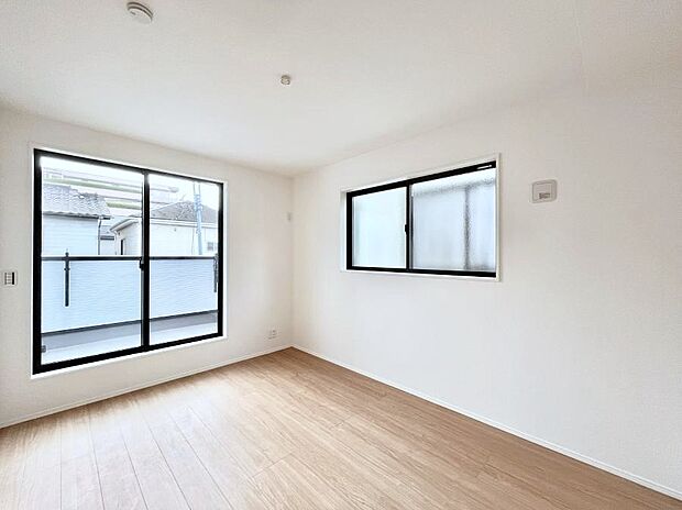 ～Bed Room～　2面採光を確保した明るい室内は、風通しも良く、大変居心地の良い空間となっております。爽やかな風を感じて起きる朝は、快適生活の始まりに！日当たりや通風がとても良い住まい♪