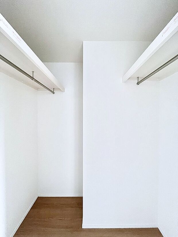 ～Walk-in Closet～　必要なものやコーディネートを一覧して確認でき、身支度や準備が短時間で済むウォークインクローゼットを設置しました。家の中をすっきりとさせる便利な収納スペースです。