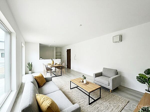 ～Living～　家族の会話や笑顔が行き交うリビングです。子供が走ってる姿を見ながら、大きなソファやダイニングテーブルでゆったり食事をしたりくつろぎたい♪そんな夢が叶えられる空間です！※家具はCGです