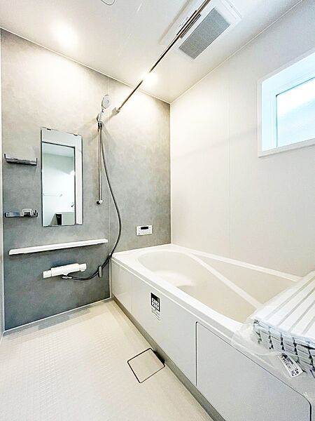 ～Bath Room～　落ち着いた雰囲気の浴室で明日に向けてリフレッシュ。浴室乾燥機能も付いているので隣の洗濯機置き場で洗い上がった洗濯物を、雨の日も天気を気にせず乾燥させることも可能です。
