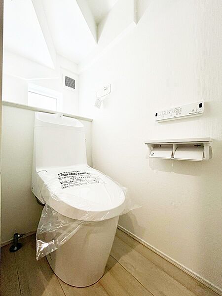 ～Toilet～　綺麗・スッキリ・快適なウォシュレット付トイレでくつろげる空間です。トイレは毎日使わざるを得ないもの。いつも清潔を保ちたいですね。トイレが2ヶ所あるので朝の混雑時に便利です！