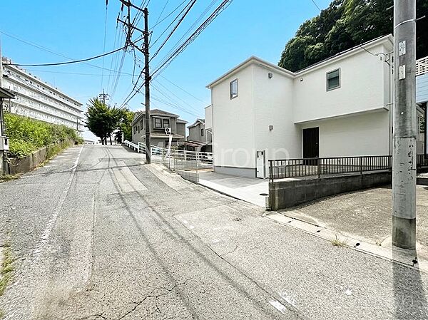 ～Exterior～　前面道路は閑静な住宅地をはしる車通りの少ない道路。駐車の出し入れもらくらくです！ご不明点・現地見学のご希望は、お気軽にお問い合わせください！
