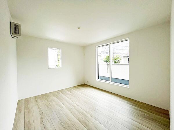～Bed Room～  「今日も一日お疲れ様」とご夫婦でゆったりくつろげる寝室。  毎日の家事やお仕事に疲れた日はフカフカのベットで癒されてください。テレビや本棚をおいても快適な広さが自慢♪