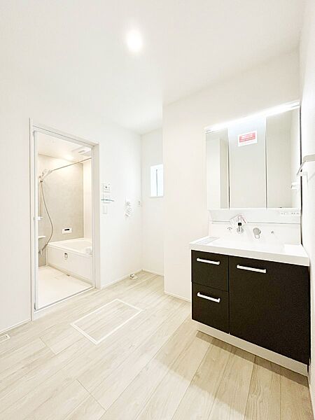 ～Dressing Room～  清潔感溢れる色合いで統一されていると、スッキリと整った印象をうけます。  鏡の裏にはたっぷりと収納スペースを標準装備！  水廻りは、シンプルかつ機能性を重視して。