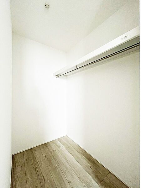 ～Walk-in Closet～　必要なものやコーディネートを一覧して確認でき、身支度や準備が短時間で済むウォークインクローゼットを設置しました。家の中をすっきりとさせる便利な収納スペースです。