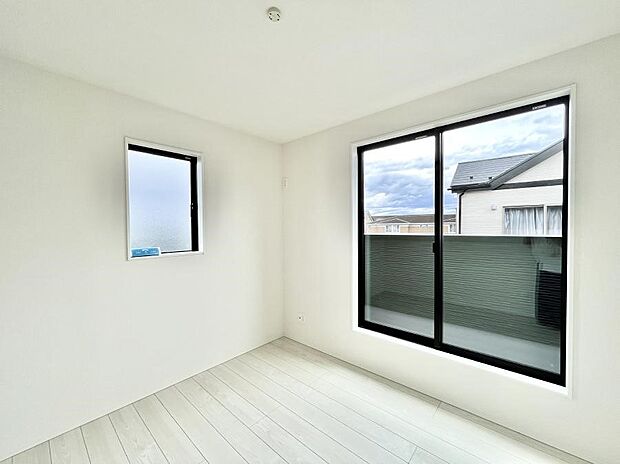明るいバルコニーサイドに洋室を設置。目覚めの良い寝室に。