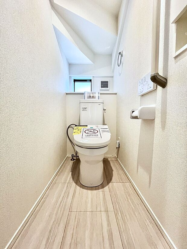 換気用小窓があり、明るく清潔な空間です。
