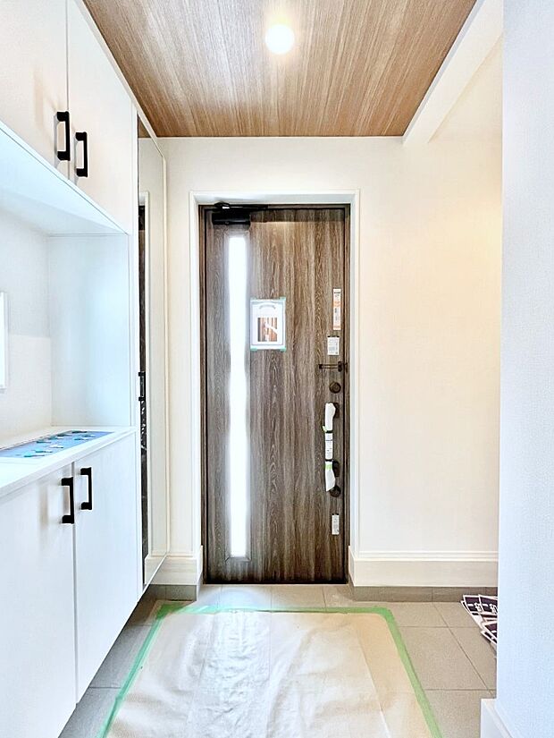 ◆3号棟◆~Entrance~ 家の中でお客様を迎える最初の場所である玄関は、家の印象そのものです!豊富な玄関収納で、常に綺麗に保つことが出来ます♪玄関にはたっぷり収納の下駄箱を完備!