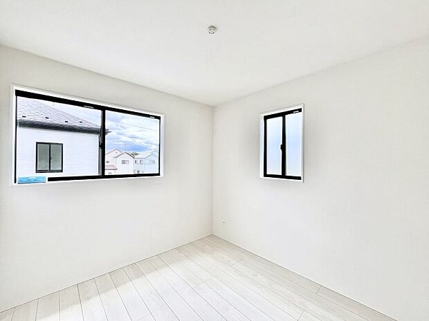 ◆3号棟◆~Bed Room~ 2面採光を確保した明るい室内は風通しも良く、大変居心地の良い空間となっております。爽やかな風を感じて起きる朝は、快適生活の始まりに!日当たりや通風がとても良い住まい♪