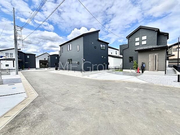 ◆3号棟◆~Exterior~ 前面道路: 東 6m 私道 閑静な住宅地をはしる車通りの少ない道路。駐車の出し入れもらくらくです!ご不明点・現地見学のご希望は、お気軽にお問い合わせください!