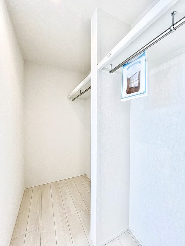◆3号棟◆~Walk-in Closet~ 必要なものやコーディネートを一覧して確認でき、身支度や準備が短時間で済むウォークインクローゼットを設置。家の中をすっきりさせる便利な収納スペースです。