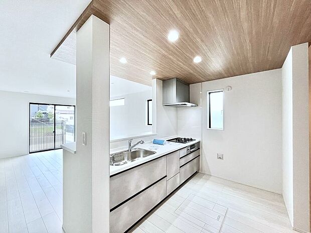 ◆1号棟◆~Kitchen~ リビングが見渡せるカウンターキッチン。料理をしながら家族とコミュニケーションをとれるだけでなく、大きな開放感も得ることができ、お子様の成長も感じることができますね!