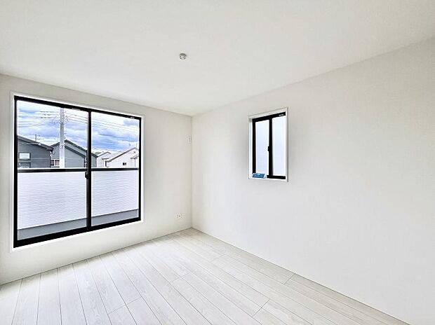 ◆1号棟◆~Bed Room~ 2面採光を確保した明るい室内は、風通しも良く大変居心地の良い空間となっております。爽やかな風を感じて起きる朝は、快適生活の始まりに!日当たりや通風がとても良い住まい♪