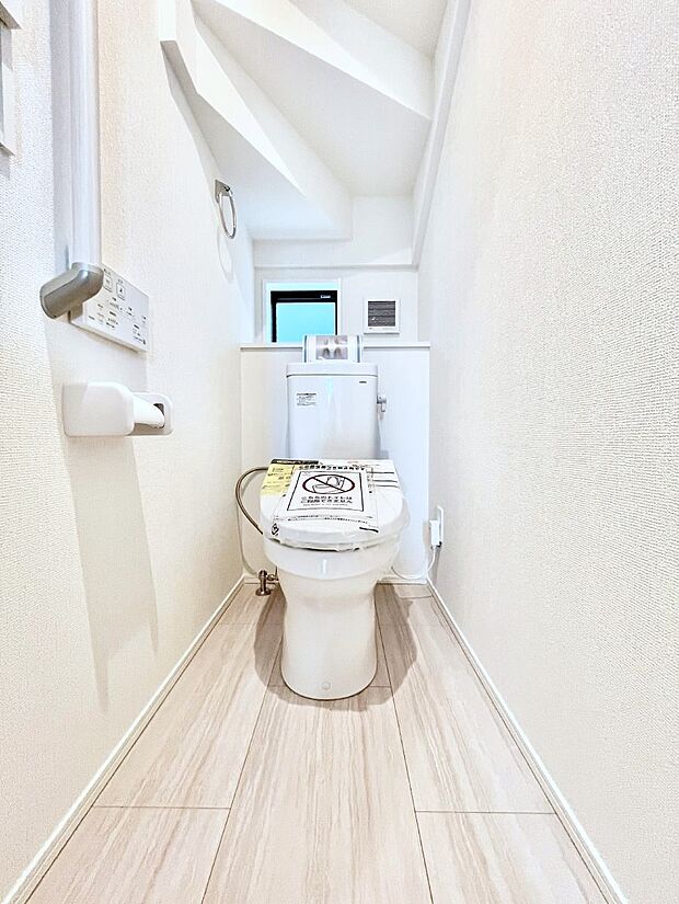 ◆1号棟◆~Toilet~ 綺麗・スッキリ・快適なウォシュレット付トイレでくつろげる空間。トイレは毎日使わざるを得ないもの。いつも清潔を保ちたいですね。トイレが2ヶ所あるので朝の混雑時に便利です!