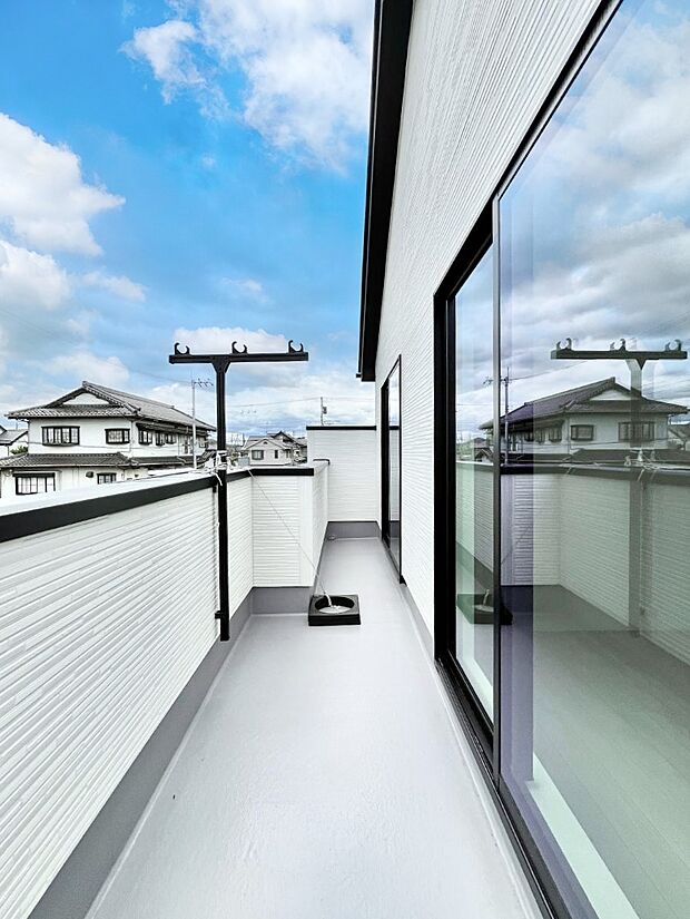 ◆1号棟◆~Balcony~ 南向きのバルコニーの前には雲以外に太陽を遮るものがありません。お洗濯物も乾きやすく、何より明るく気持ちのいい光が入ってきます。家族全員分の洗濯物も一気に干せます。
