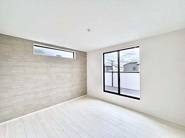 ◆1号棟◆~Bed Room~ バルコニーからの採光で朝もスッキリ目覚めそうですね!穏やかな光が差し込む室内には穏やかな時間が流れます。休日には、落ち着いた空間で自分の趣味を楽しむのはいかがですか。
