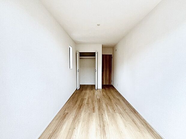 お子さまのお部屋としても！衣類の整理整頓に便利なクローゼット付きの洋室。