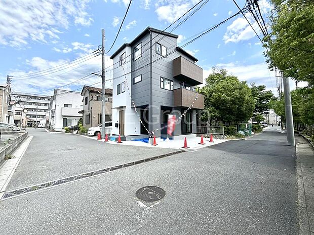 ～Exterior～　前面道路：北西 5.5m 公道、南西 5.2m 公道　住宅地になっているので車量も少なく、静かな立地です。子育て環境も良好です♪♪周辺環境もあわせてご案内させて頂きます。