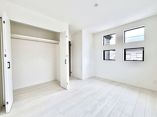 ~Bed Room~ 部屋数が多いのが戸建てのメリットです。ご家族が増えたことで手狭に感じていた住まいも戸建てでは各居室プライバシーを保つことができます。住まいにゆとりが生まれ心もリラックスできます♪