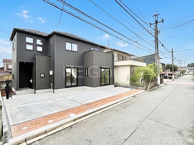 ~Exterior~ 前面道路:南 4.99m 公道 前面道路は閑静な住宅地をはしる車通りの少ない道路。駐車の出し入れもらくらくです!ご不明点・現地見学のご希望は、お気軽にお問い合わせください!