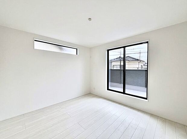 ~Bed Room~ 「今日も一日お疲れ様」とご夫婦でゆったりくつろげる寝室。 毎日の家事やお仕事に疲れた日はフカフカのベットで癒されてください。本棚をおいても快適な広さが自慢♪
