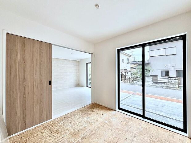 ~Japanese Room~ LDK隣接の和室は、アイロンがけなど奥様の家事スペースとして、また小さなお子様のいるご家庭ではお昼寝やおむつ替えの場としてご活用いただけます。