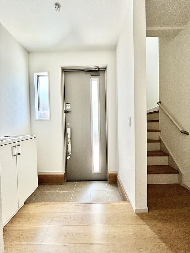 ～Entrance～　家の中でお客様を迎える最初の場所である玄関は、家の印象そのものです！豊富な玄関収納で、常に綺麗に保つことが出来ます♪玄関にはたっぷり収納の下駄箱を完備！　