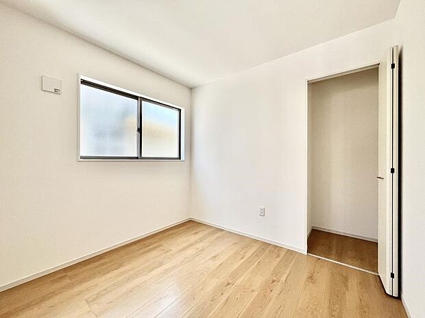 ～Bed Room～　子供部屋はお子様にとって大変重な役割があります。子供一人で過ごす空間を与えることで、宿題や勉強時間も自然と増えまた自ら部屋の片付けや掃除なども促すことに繋がります。　