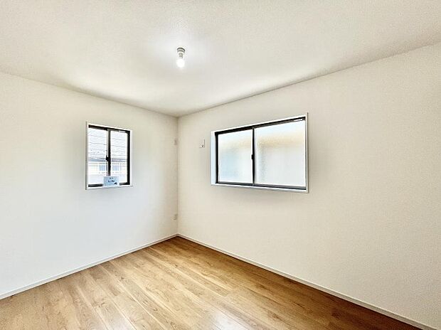 ~Bed Room~ 2面採光を確保した明るい室内は、風通しも良く、大変居心地の良い空間となっております。爽やかな風を感じて起きる朝は、快適生活の始まりに!日当たりや通風がとても良い住まい♪