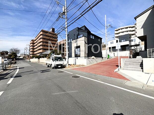 ~Exterior~ 前面道路は閑静な住宅地をはしる車通りの少ない道路。駐車の出し入れもらくらくです!ご不明点・現地見学のご希望は、お気軽にお問い合わせください!