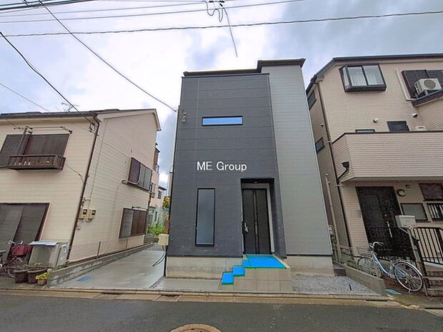~Exterior~ 堂々たる趣ながら、主張し過ぎずどこか余裕を感じさせるシャープなフォルムで佇む邸宅は、晴天の空と照らし合わせる事で、本来あるべき完成形の姿を見せてくれます。