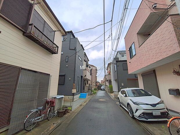 ~Exterior~ 前面道路:北 4m 私道 前面道路は閑静な住宅地をはしる車通りの少ない道路。駐車の出し入れもらくらくです!ご不明点・現地見学のご希望は、お気軽にお問い合わせください!
