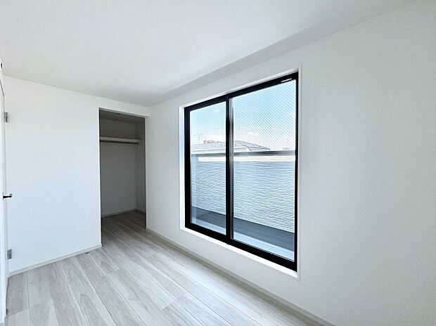 ～Bed Room～　バルコニーからの採光で朝もスッキリ目が覚めそうですね！穏やかな光が差し込む室内には、穏やかな時間が流れます。休日には、落ち着いた空間で自分の趣味を楽しむのはいかがですか。