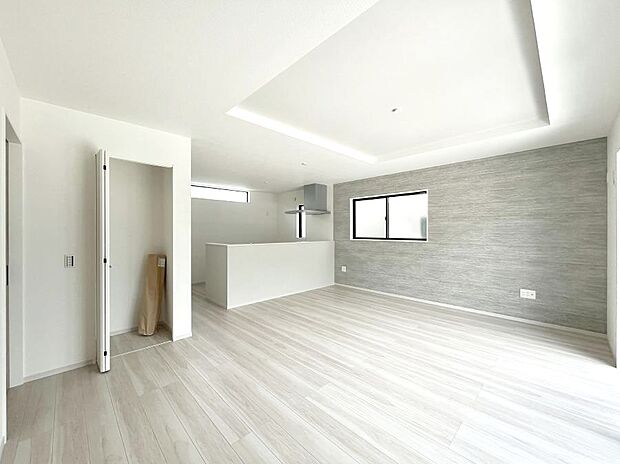 ◆2号棟◆~Living~ 家族の一体感を感じられる広々としたスペース。家族と過ごす時間を大切にする方にピッタリのゆとりの住空間です。お子様が走り回っても安心して見守れます。
