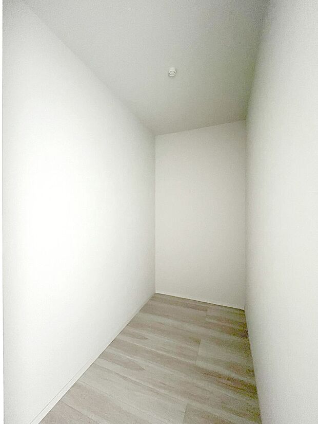 ◆2号棟◆~Walk-in Closet~ たくさんの洋服をかけてもシワになりにくいウォークインクローゼット。洋服以外にも、普段使わない家電やスーツケース、ストック品など何でも片付く嬉しい空間です。