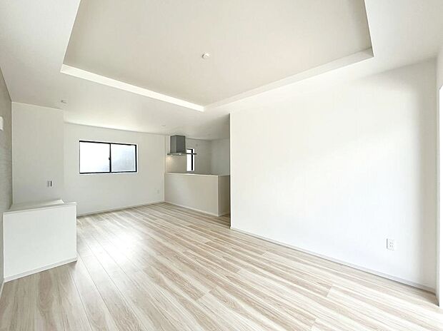◆1号棟◆~Living~ 家族の一体感を感じられる広々としたスペース。家族と過ごす時間を大切にする方にピッタリのゆとりの住空間です。お子様が走り回っても安心して見守れます。