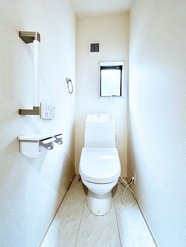 換気用小窓があり、明るく清潔な空間です。