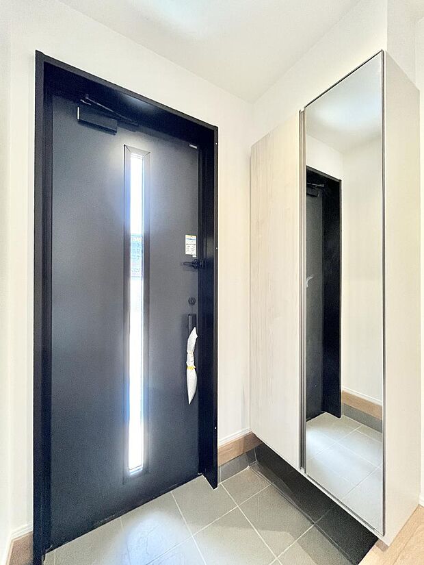 ◆1号棟◆～Entrance～　下駄箱ミラー付なので、お出かけ前の身だしなみチェックに◎玄関はお客様をお出迎えする一番最初の場所、帰ってくる時に入る最初の場所。そんな場所だからこそ、より良い空間に♪