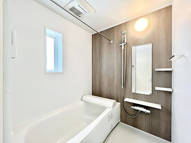 ◆1号棟◆~Bath Room~ 窓付きのバスルームは、採光もあり明るく気持ちの良い空間です。窓があることで、換気環境も良好。ゆったり寛げるバスルームで、毎日のバスタイムが楽しみになりそうです。