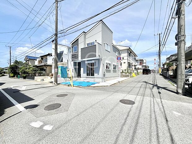 ~Exterior~ 前面道路:北東 5.94m 公道、南東 5.94m 公道 低層の一戸建てを中心とした街並みが整然と続き、周辺は高い建物が建っていないので、緑の多い閑静な趣を感じる環境です。