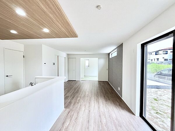 ～Living～　飽きの来ないシンプルでおしゃれなLDK。大きな窓から日差しが差し込むので室内も明るく、家族の憩いの場としてピッタリです。開放感と日当たりの良さを是非ご覧ください！