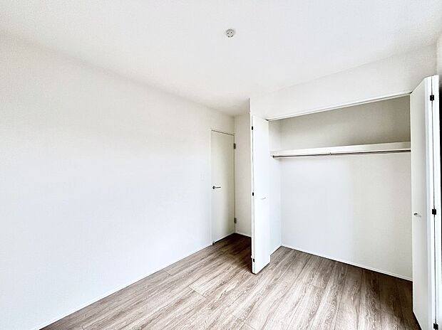 ~Bed Room~ 全居室には収納クローゼットを完備!普段使いのお洋服や小物はもちろん、季節物のお洋服などもしっかりと整理整頓おしまい頂けます。 居室空間を広く使用できますね。