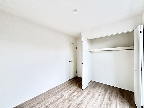 ～Bed Room～  全居室には収納クローゼットを完備！普段使いのお洋服や小物はもちろん、季節物のお洋服などもしっかりと整理整頓おしまい頂けます。  居室空間を広く使用できますね。