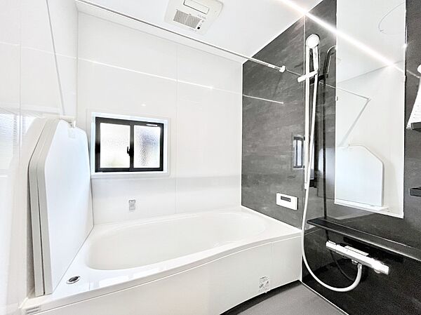 ～Bath Room～　落ち着いた雰囲気の浴室で明日に向けてリフレッシュ。浴室乾燥機能も付いているので隣の洗濯機置き場で洗い上がった洗濯物を、雨の日も天気を気にせず乾燥させることも可能です。