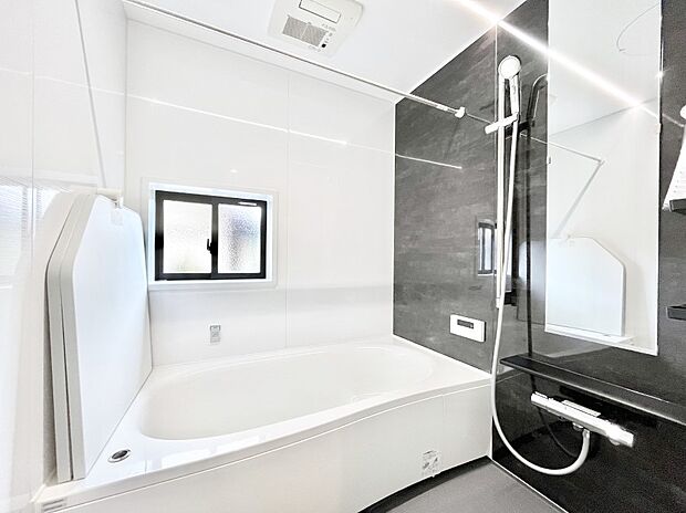 ~Bath Room~ 落ち着いた雰囲気の浴室で明日に向けてリフレッシュ。浴室乾燥機能も付いているので隣の洗濯機置き場で洗い上がった洗濯物を、雨の日も天気を気にせず乾燥させることも可能です。
