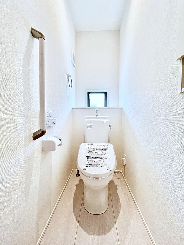 ~Toilet~ 綺麗・スッキリ・快適なウォシュレット付トイレでくつろげる空間です。1、2階共にトイレスペース!採光もあり明るく、快適空間となっております♪毎日使う場所だからこその配慮です!