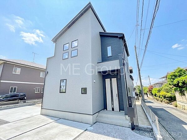 ～Exterior～　角地により陽当り・風通し良好です。一戸建ての大きなメリットは、自分達の「土地」を「自由に」使える事です。ガーデニングやＤＩＹ，車やバイクの趣味など様々な用途で利用できます。