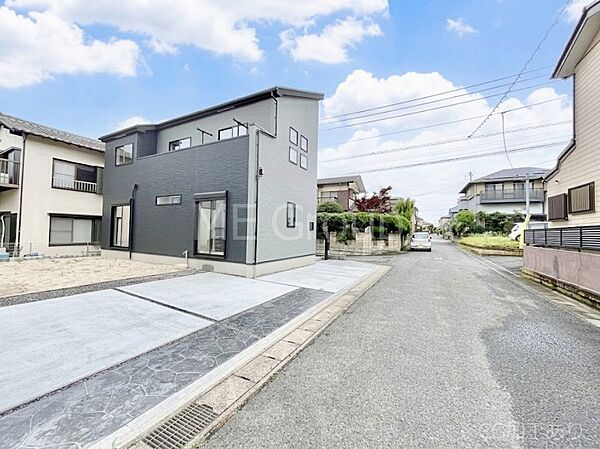 ～Exterior～　前面道路：東 5m 公道、北 4m 公道　低層の一戸建てを中心とした街並みが整然と続き、周辺は高い建物が建っていないので、緑の多い閑静な趣を感じる環境です。