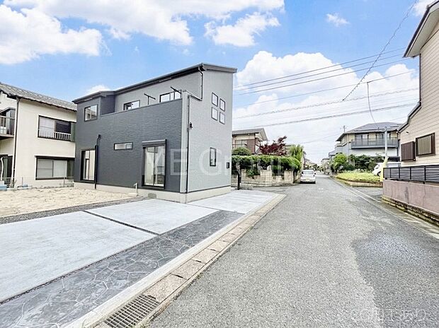~Exterior~ 前面道路:東 5m 公道、北 4m 公道 低層の一戸建てを中心とした街並みが整然と続き、周辺は高い建物が建っていないので、緑の多い閑静な趣を感じる環境です。